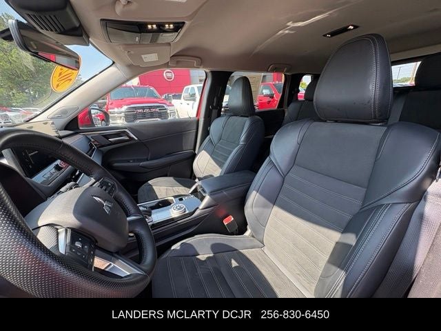 2025 Mitsubishi Outlander Base